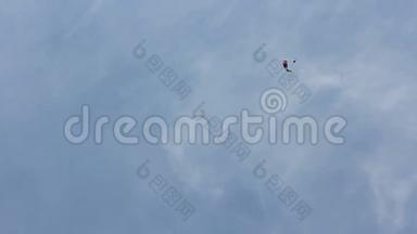 一个人带着降落伞极其降落在地上. 降落伞飞行